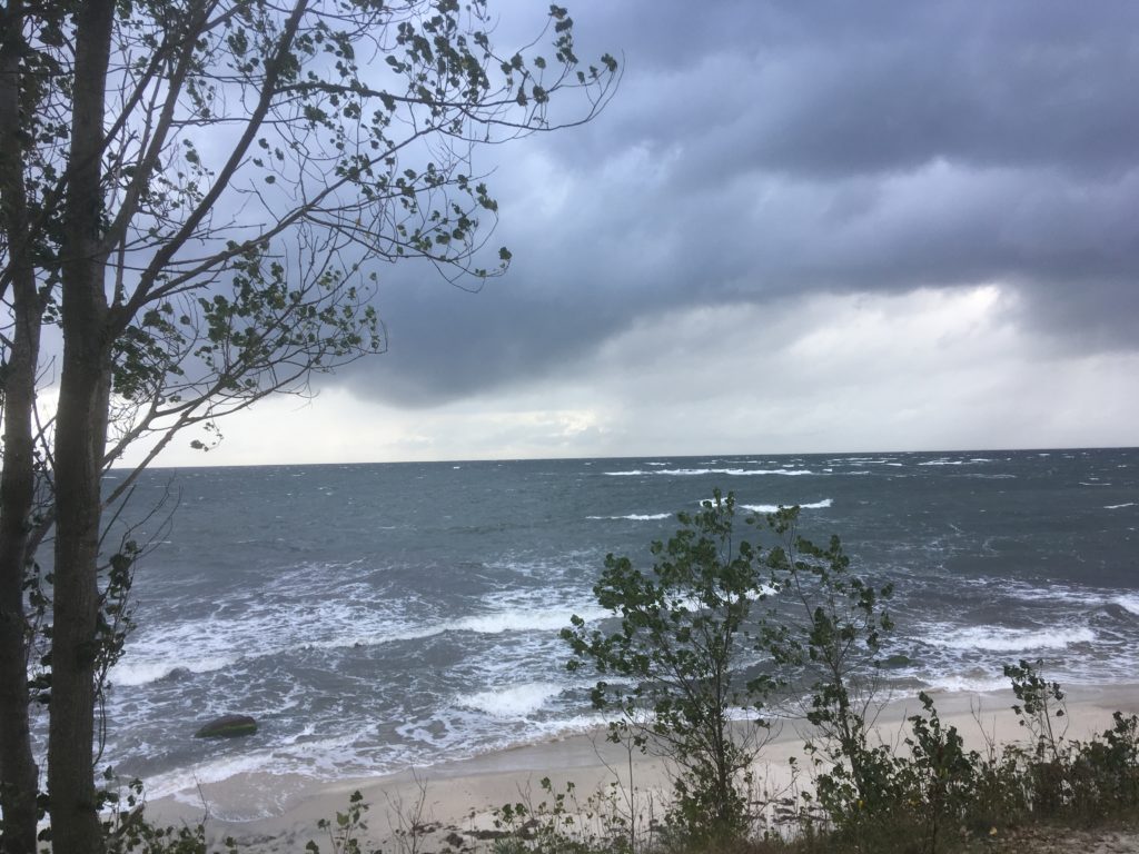 Strandtur i regn og blæst